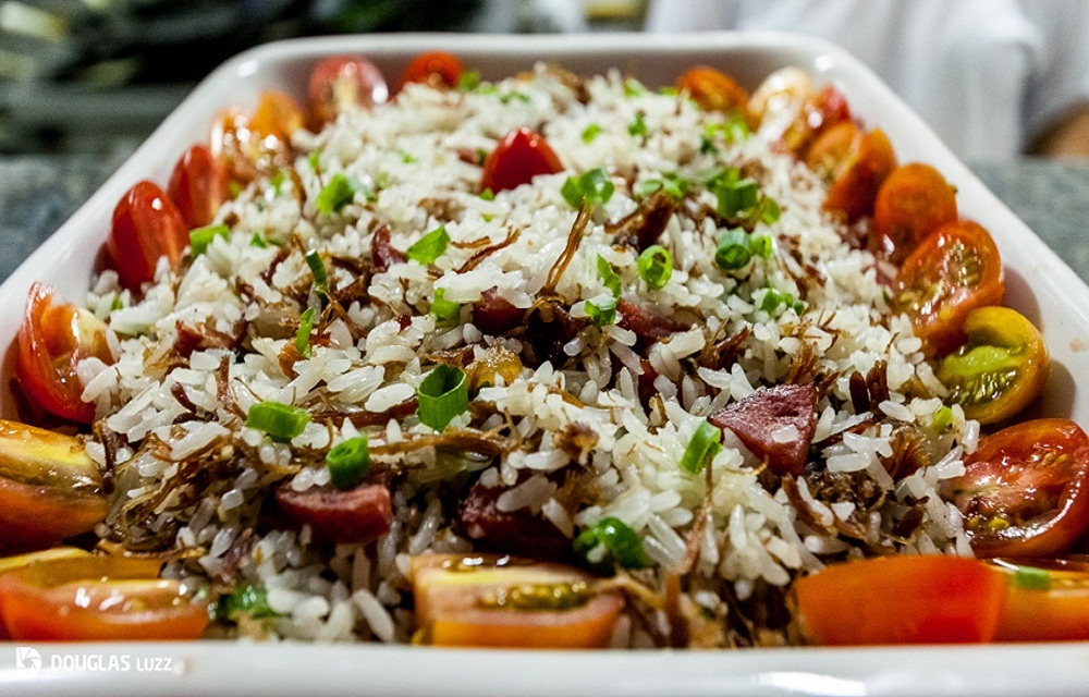 Ir para  <p>&frac12; quilo de carne seca;<br />
3 x&iacute;caras de arroz;<br />
200 g de ling&uuml;i&ccedil;a de porco;<br />
100 g de toucinho defumado;<br />
1 dente de alho;<br />
1 colher...
